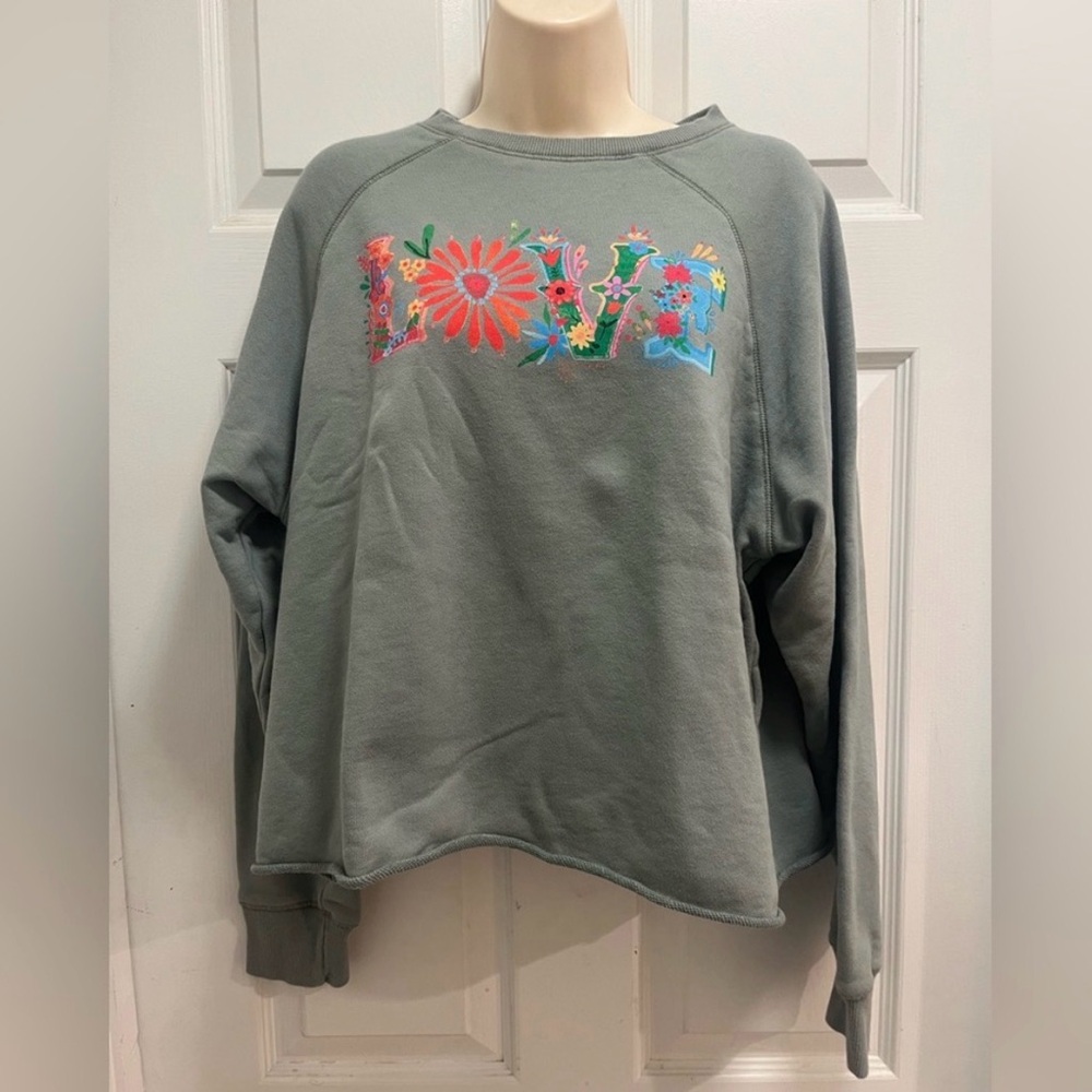 Natural Life Love Floral Print Sage Green Raglan Cropped Sweatshirt - Med - EUC